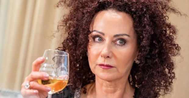 Christina "Mausi" Lugner mit einem Sektglas