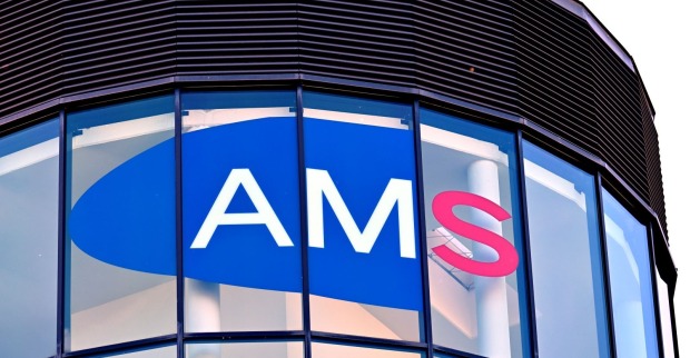 Aufschrift und Logo des AMS auf einem Gebäude des Arbeitsmarktservices