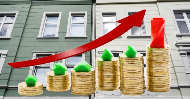 Symbolbild steigende Mietpreise: Münzstapel mit Häusern und rotem Aufwärtspfeil vor Wohnhausfassaden als Darstellung der Mietkostenentwicklung 2025 in Österreich.