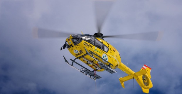 Gelber ÖAMTC-Hubschrauber