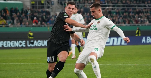 Andrija Radulovic von Rapid Wien und Carlos Mora von Universitatea Craiova am 06.11.2025 während dem Spiel der UEFA Conference League in Wien