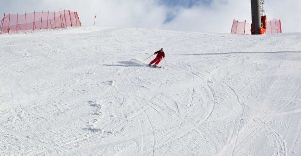 Ein Ski-Fahrer fährt eine präparierte Piste hinunter, Symbolbild für den schweren Skiunfall in Kaltenbach, Tirol.