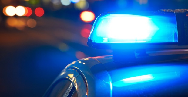 Blaulicht auf einem Polizeiauto, die Polizei bittet Zeugen sich zu melden.