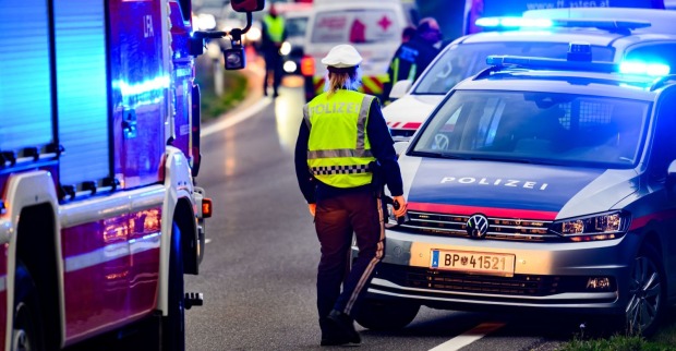 Feuerwehr, Rettung und Polizei an einem Unfallort.