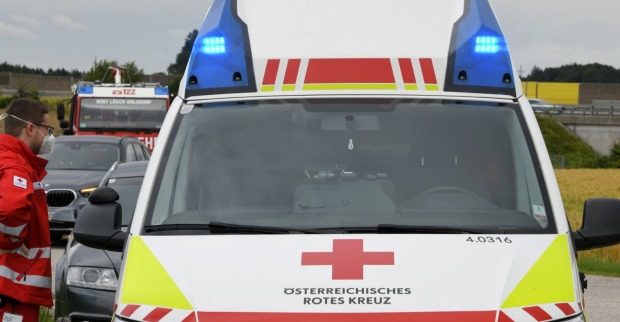 Der 52-jährige Pkw-Lenker wurde unbestimmten Grades verletzt und in das Bezirkskrankenhaus Schwaz eingeliefert.