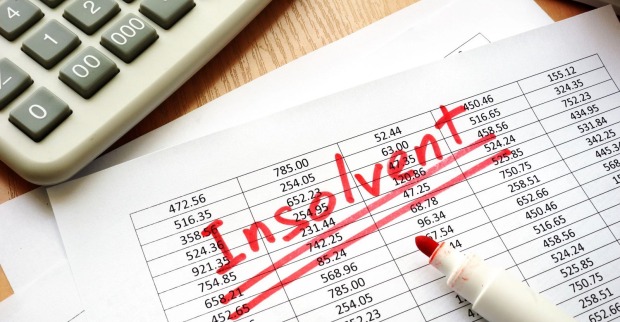 Insolvenz auf ein Papier mit Finanzzahlen geschrieben