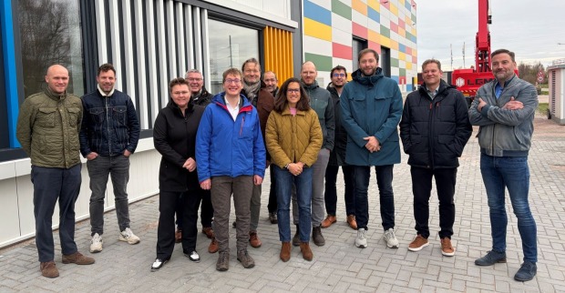 Gruppenfoto von Projektbeteiligten von ALPLA und NTCP vor dem NTCP-Gebäude in Heerenveen beim Start des gemeinsamen Recycling-Innovationsprojekts.