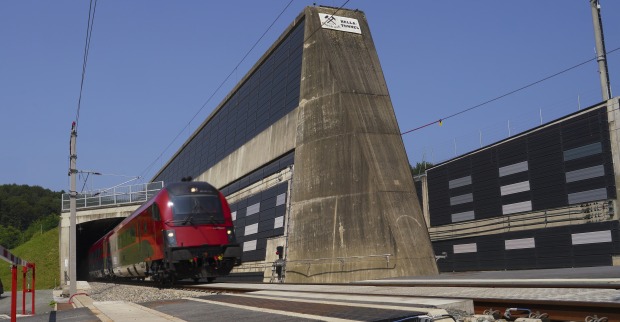 Tunneleinfahrt auf steirischer Seite der Koralmbahn, im Bild ist eine Railjet-Garnitur zu sehen