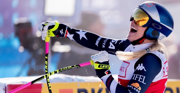 Lindsey Vonn im Zielraum der Weltcup-Abfahrt von St. Moritz am 12.12.2025