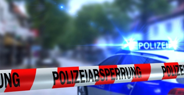 Die Täter brachen die Tür zur Schule gewaltsam auf und drangen in das Gebäude ein.