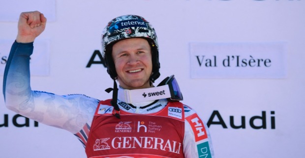 Timon Haugan feiert seinen Erfolg auf dem Podium.