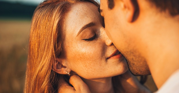 Liebespaar küsst sich | Credit: iStock.com/Strelciuc Dumitru