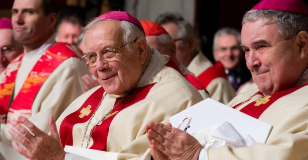 Altbischof Maximilian Aichern (Mitte) während der Bischofsweihe von Manfred Scheuer am 17. Jänner 2016 im Linzer Mariendom