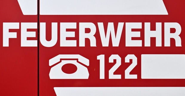 Feuerwehrzeichen mit Notnummer.