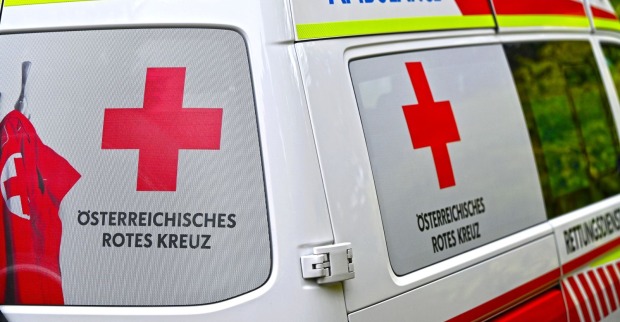 Seitenansicht eines Rettungswagens des österreichischen Roten Kreuzes