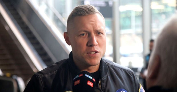 Patrick Romer spricht in ein Mikrophon/Patrick Romer hat einen Käfer ins Feuer geworfen