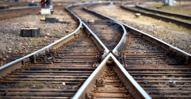 U-Bahngleise/ Ein Fahrgast in Hamburg wurde von einem anderen vor die U-Bahn geworfen.