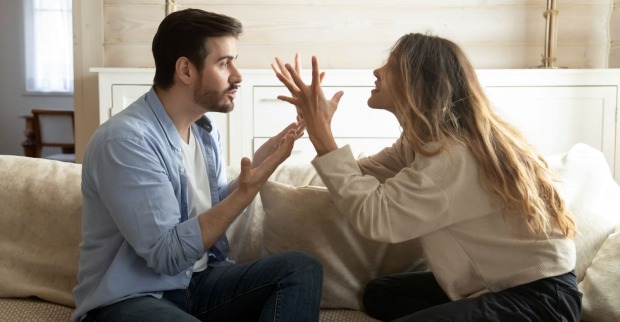 Mann und Frau, die sich in einer Beziehung streiten