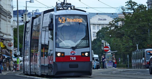 Straßenbahn der Linie 43 im Bereich Alserstraße