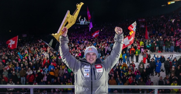 James Crawford (CAN) mit der godenen Gams des Abfahrtssiegers von Kitzbühel im Jänner 2025