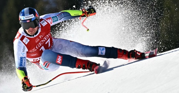 Adrian Smiseth rast beim Kitzbühel Super G 2026 die Piste hinunter, der Norweger entkommt nur knapp einem Horrorsturz.