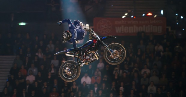Die Show kombiniert Freestyle-Stunts, Musik und Pyrotechnik.