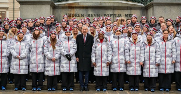 Bundespräsident der Republik Österreich Alexander Van der Bellen während des Gruppenbildes mit dem Österreichischen Olympischen Komitee und allen Athletinnen und Athleten und ÖOC vor der Vereidigung und der offiziellen Verabschiedung des Olympic Team Austria fuer die Olympischen Winterspiele