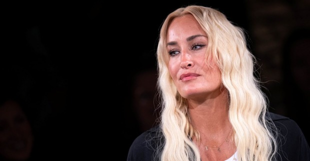 Sarah Connor sieht nachdenklich aus.