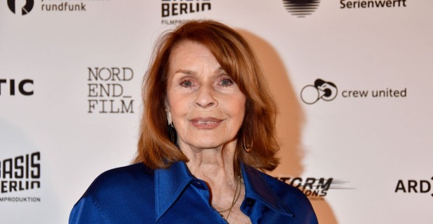 Senta Berger steht bei einer Filmveranstaltung in Berlin vor einer Sponsorenwand. Kurz darauf erlitt sie bei einem Soundcheck in Hamburg einen Oberschenkelbruch.