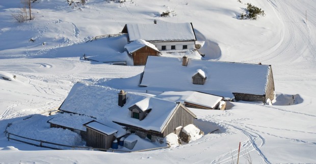 Schneebedeckte Almhütten im Skigebiet Feuerkogel in Oberösterreich, Schauplatz des tödlichen Skiunfalls eines 14-jährigen Skifahrers aus Tschechien.