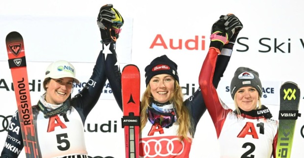 Katharina Truppe, Mikaela Shiffrin und Paula Moltzan bei der Siegerehrung in Flachau.