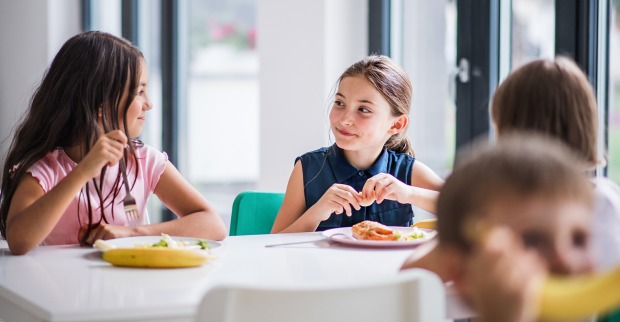 Schülerinnen beim gemeinsamen Essen | Credit: iStock.com/Halfpoint