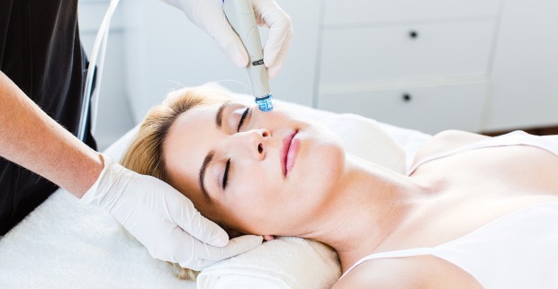 Frau bei Hydrafacial Behandlung | Credit: Individual Beauty