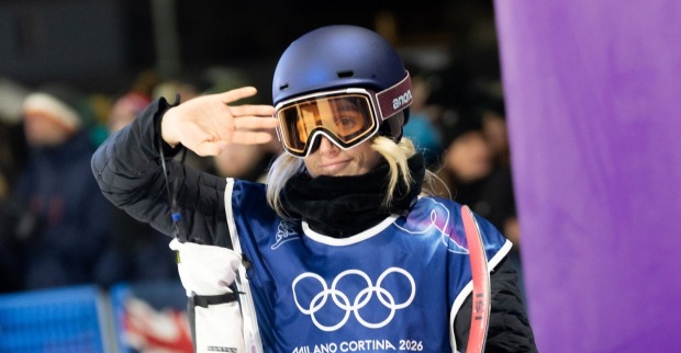 Anna Gasser setzt im Big-Air-Finale bei Olympia alles auf Risiko und stürzt beim ersten Versuch.