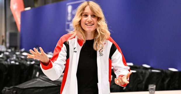 Anna Gasser bei der Einkleidung vor den olympischen Spielen.