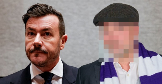 Thomas Stipsits mit verpixeltem gesicht in Anzug und Krawatte während eines öffentlichen Auftritts – er spielt im Dokudrama „Benko – Size does matter“ den umstrittenen Immobilienmogul René Benko, links im Portät.
