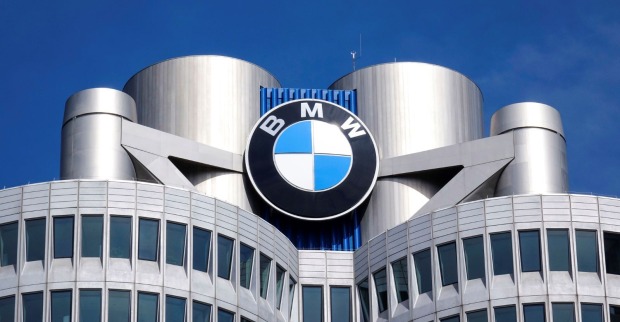 BMW-Zentrale in München mit dem markanten Logo am Hochhaus, Symbolbild für den aktuellen weltweiten Rückruf wegen möglicher Brandgefahr.
