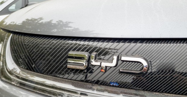 Ansicht auf einen Kühlergrill eines Fahrzeuges des chinesischen Herstellers BYD