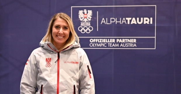 Cornelia Hütter während der Einkleidung vor Olympia.