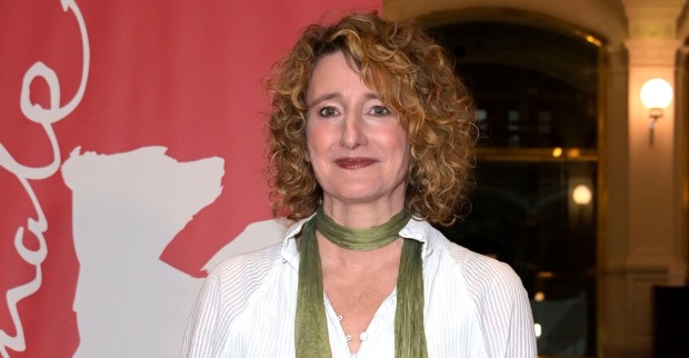 Berlinale-Chefin wird nach Skandal-Foto abgelöst/Berlinale-Chefin Tuttle bei den Internationalen Filmfestspielen Berlin vor rotem Berlinale-Hintergrund