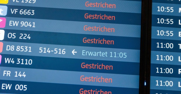Blitzeis legt den Flughafen Berlin BER lahm.