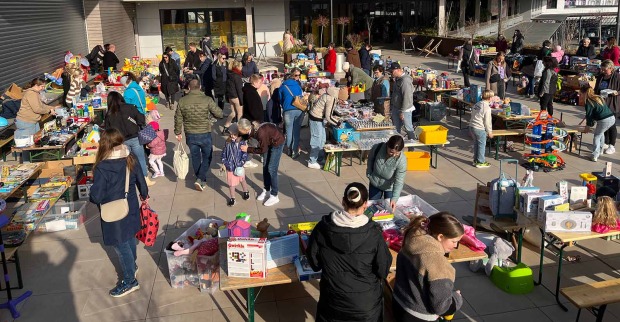 Spielzeugflohmarkt am Parkplatz des GEZ west in Gleisdorf