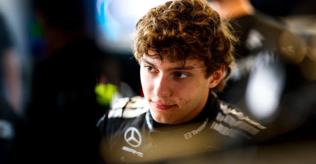 Andrea Kimi Antonelli im schwarzen Mercedes-Rennanzug, nachdenklich in der Boxengasse aufgenommen.