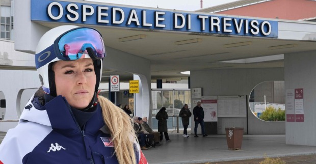 Lindsey Vonn steht vor dem Ospedale di Treviso, wo sie nach ihrem schweren Sturz bei der Olympia-Abfahrt behandelt wird und eine zweite Operation erhielt.