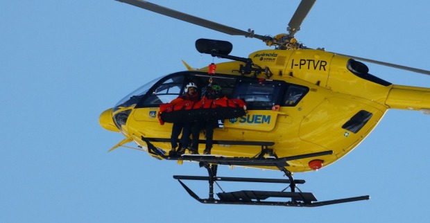 Rettungshubschrauber transportiert Lindsey Vonn nach schwerem Sturz bei Olympia – Einsatzkräfte sichern die verletzte Skifahrerin auf dem Weg ins Krankenhaus in Treviso.