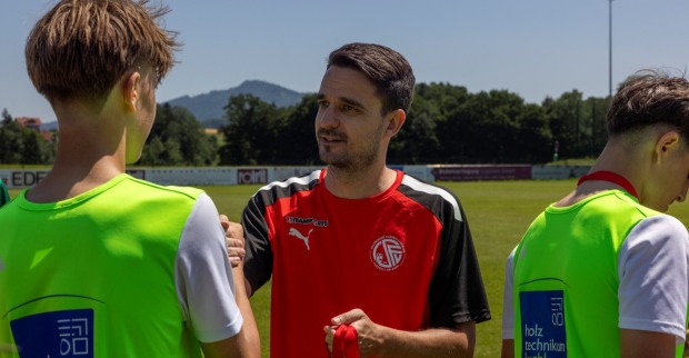 Lukas Fabi bei einer Siegerehrung.
