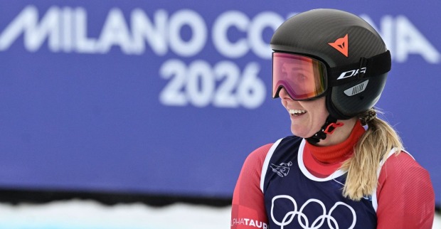 Cornelia Hütter im Zielraum von Cortina, während des Abfahrtstrainings
