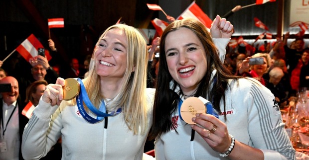 Die Goldmedaillengewinner in der Frauen-Teamkombination, Ariane Rädler (l.) und Katharina Huber