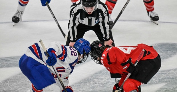 Eishockeyspielerinnen aus den USA und Kanada beim Bully während eines Spiels der Olympischen Winterspiele 2026.