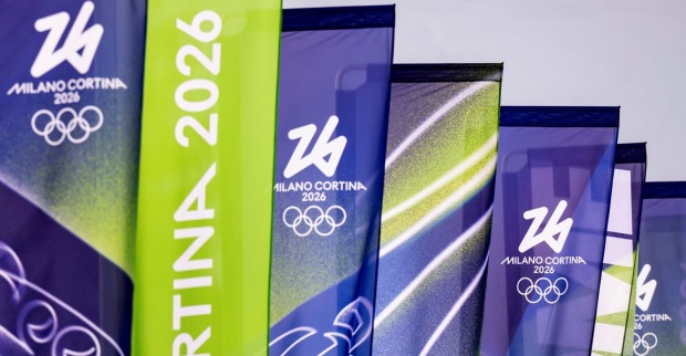 Wehende Flaggen der Olympischen Winterspiele 2026 in Mailand und Cortina